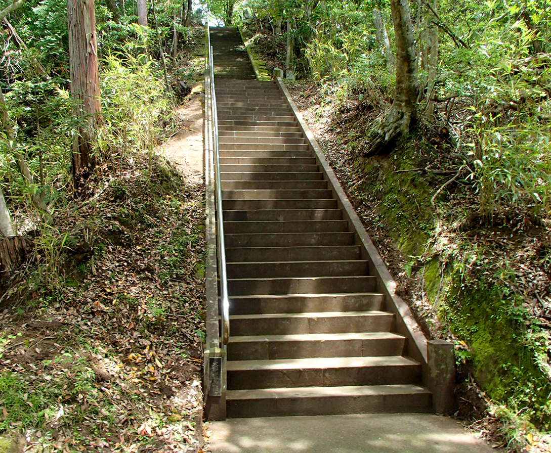 神社参道階段の改修工事を支援