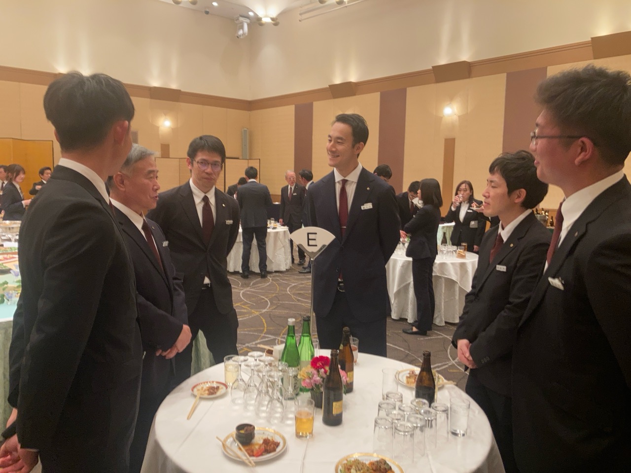 創立記念総会の懇親会では、全国の本支店の社員と経営層が歓談する機会も