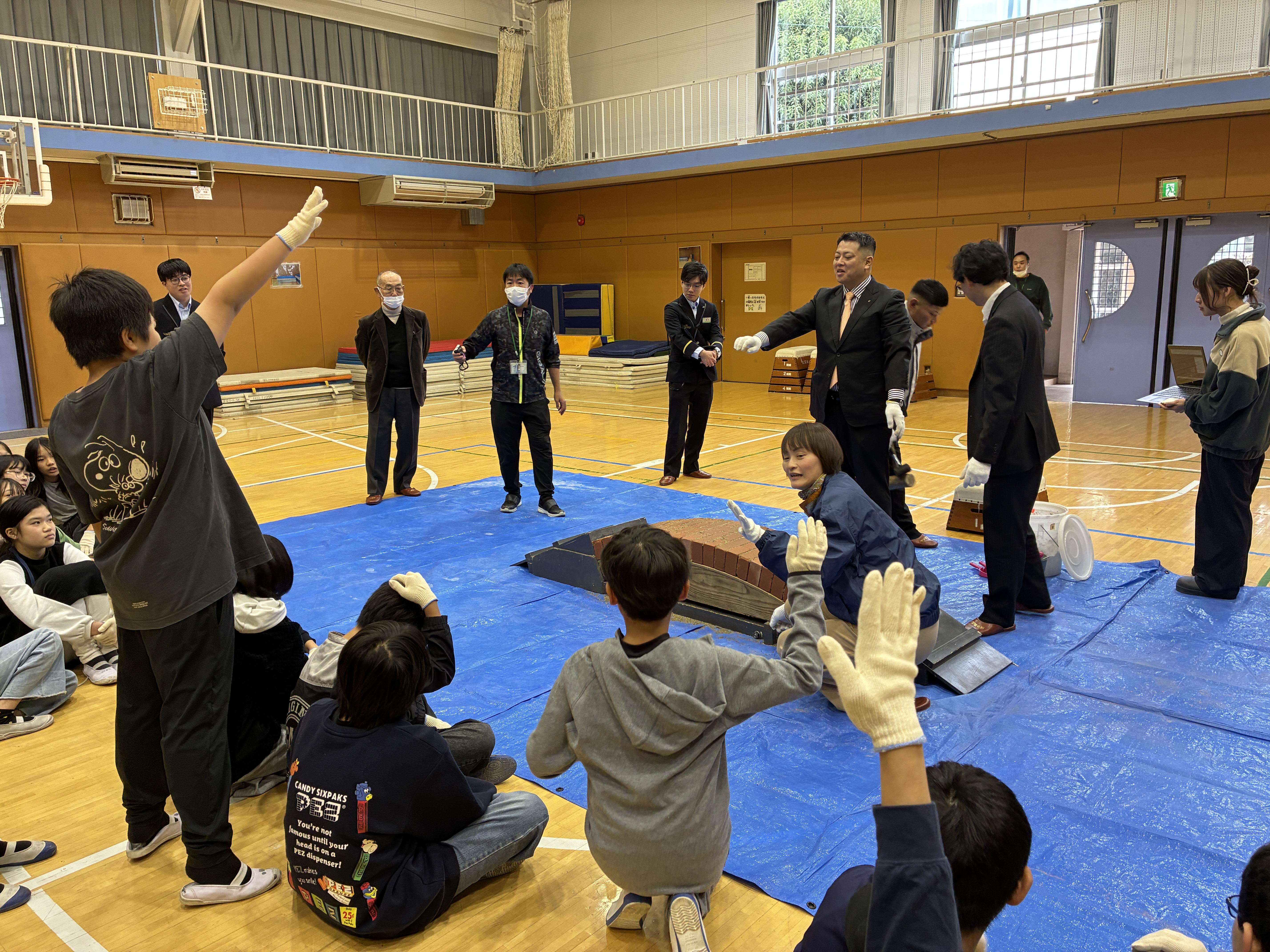 砂と水だけでレンガアーチを製作する体験授業は毎年人気のプログラム