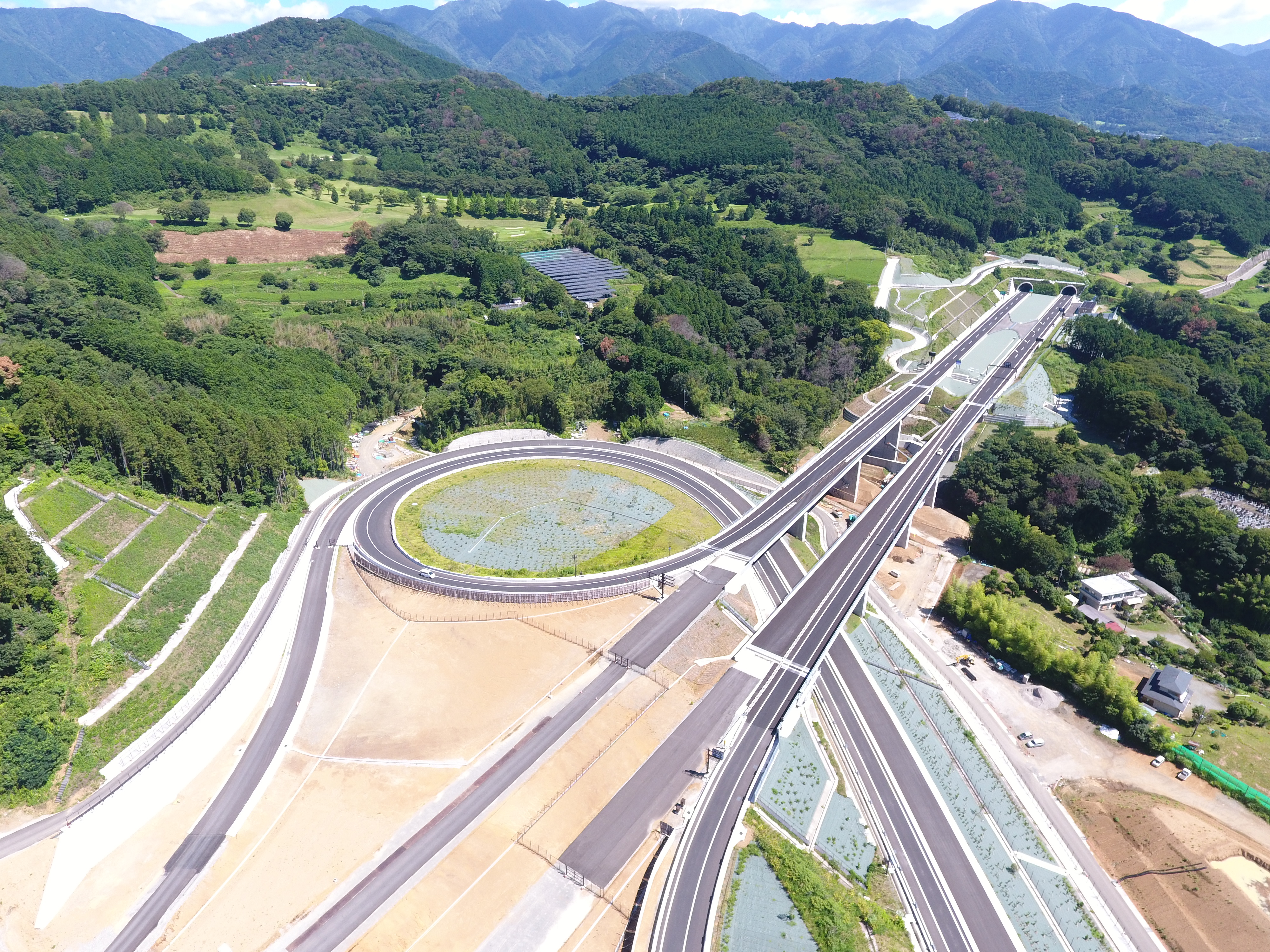 新東名高速道路　秦野インターチェンジ